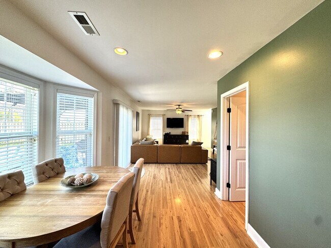 Building Photo - Minutes to the Beach! Conveniently located between Jacksonville & Wilmington