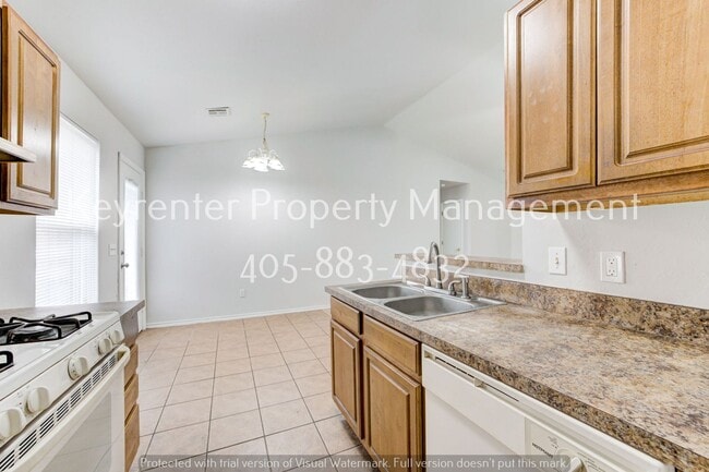 Building Photo - Cute 3BD/2BTH Duplex in Central East Norman!