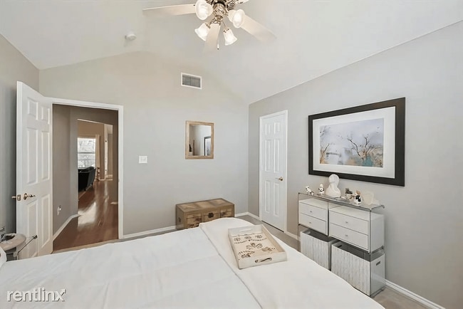 Building Photo - 1303 Hidden Oaks Dr