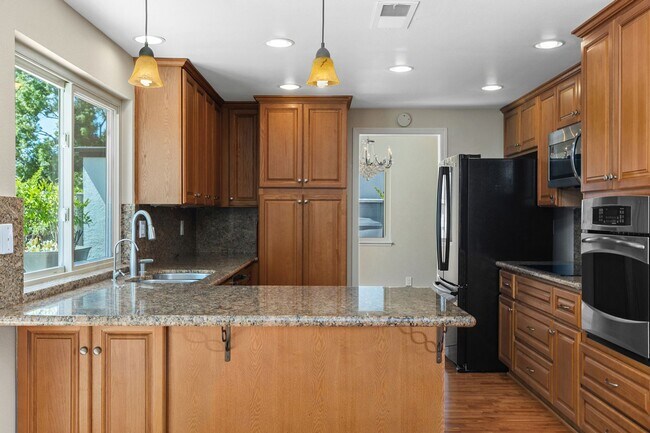 Building Photo - Spacious Home w/ Loft in Village Park!