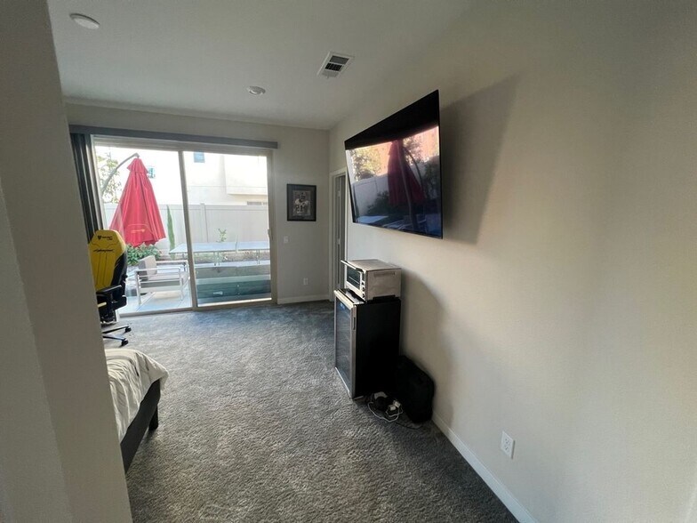 Building Photo - 520 Serrano Summit Dr