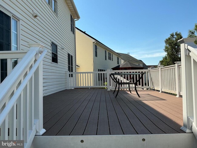 Building Photo - 33 Wild Rose Dr