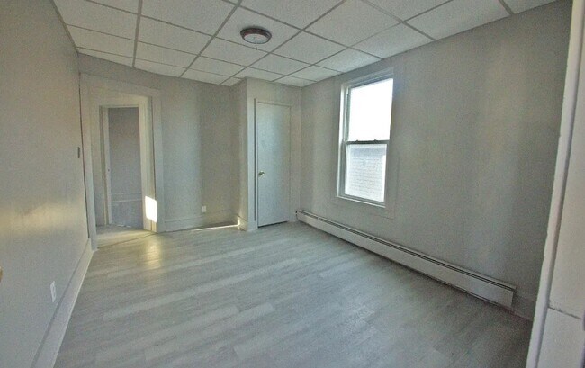 Building Photo - 61-63 Circular