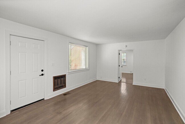 Building Photo - 1001 Horseshoe Dr