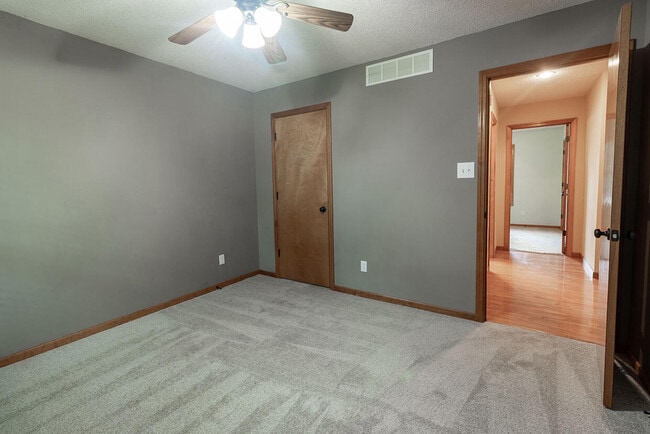 Building Photo - 1302 Look Out Ct