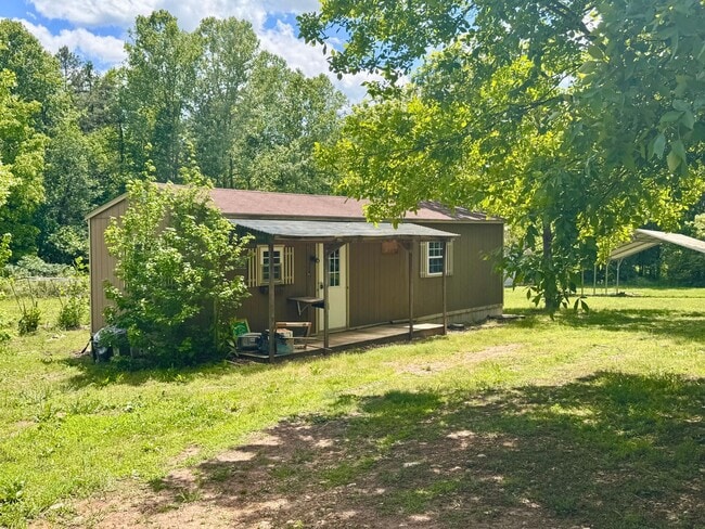 Building Photo - Country Oasis Studio with Carport