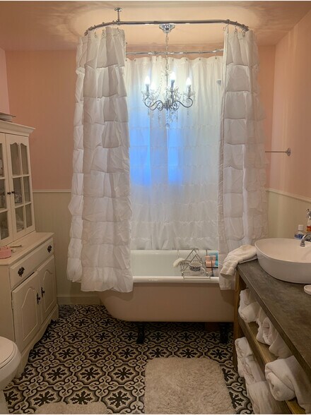 Upstairs bathroom - 202 Hillcrest Dr