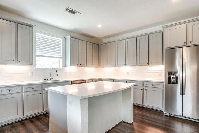 Building Photo - 3515 S Hills