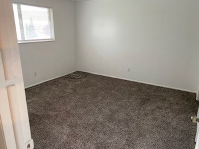 Building Photo - 801 W Heather Ln