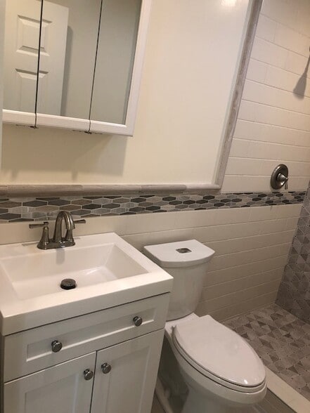 Bathroom Pic #2 - 4756 McConnell Ave