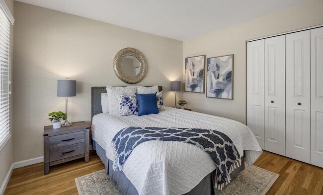 Building Photo - Charming Silvergate Home with Stunning Bac...