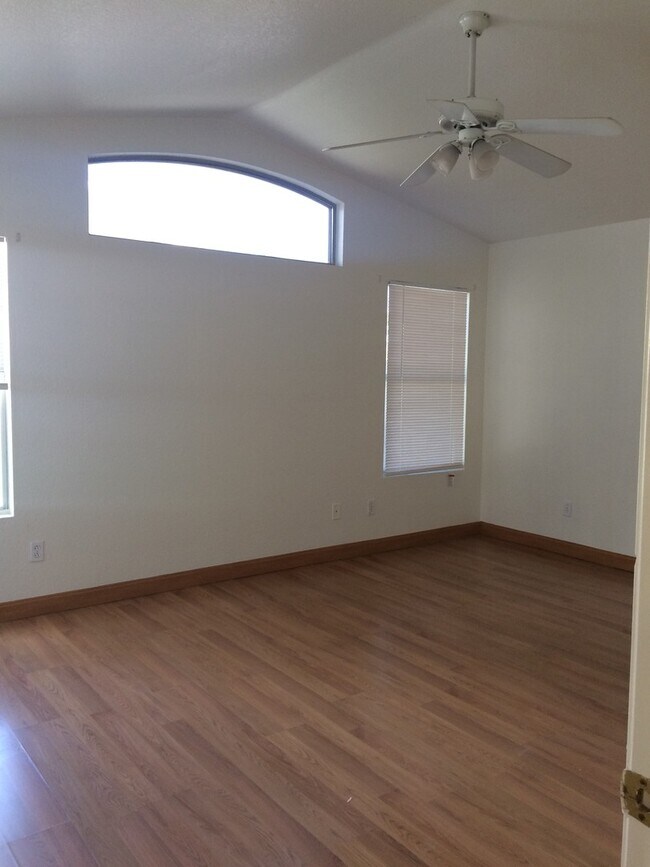 Building Photo - Beautiful 3 bedroom 2 bath North Phoenix h...