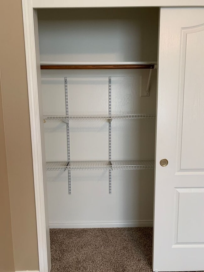 Building Photo - River Oaks Area Stockdale Highway & Buena Vista 93311 4+2 $2600