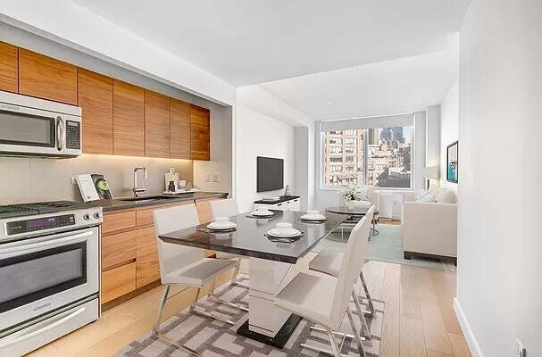 Building Photo - 550 W 45th St