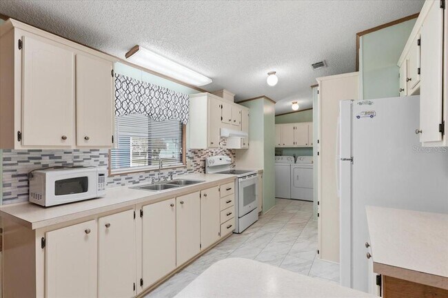 Building Photo - 1798 Fox Hill Dr