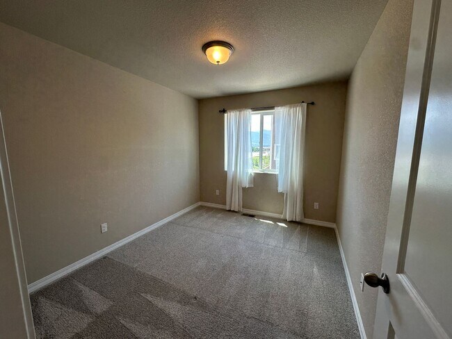 Building Photo - Modern Living in Skyview Village