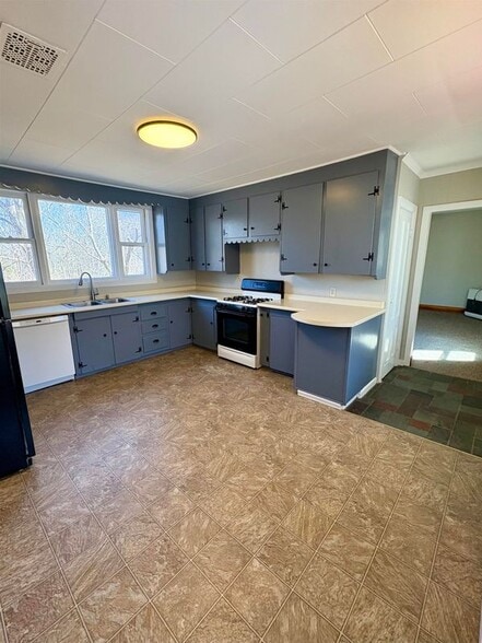 Building Photo - 834 Main St