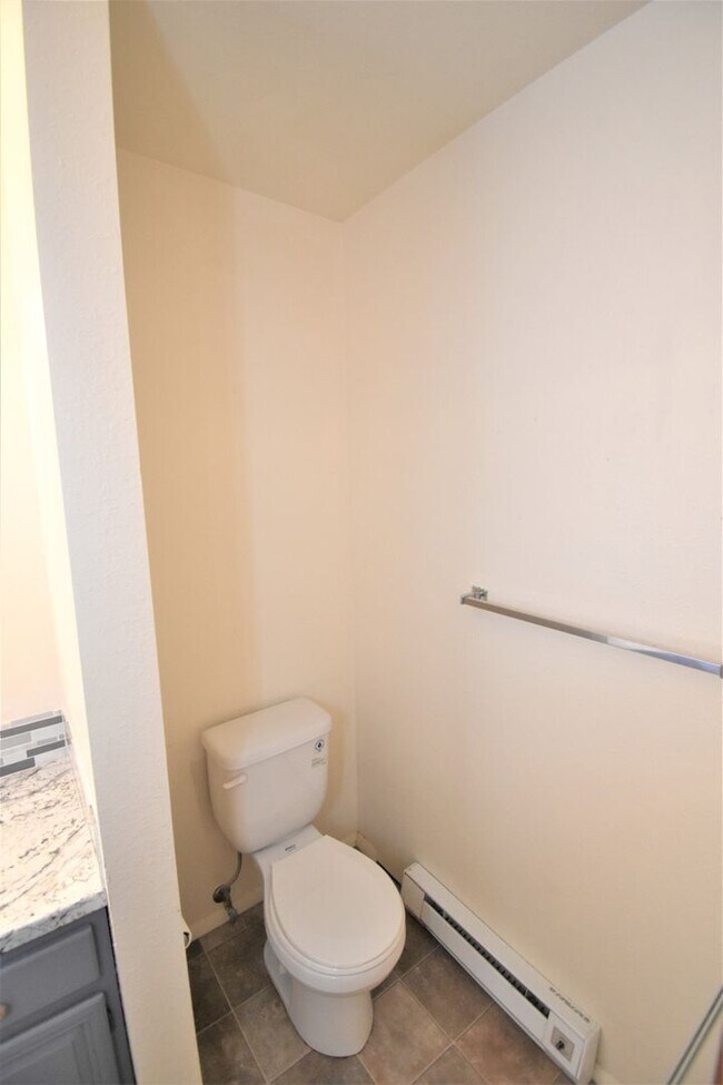 Building Photo - Great top floor 2 bed 1 bath condo, amazin...