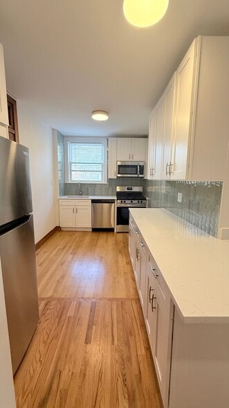 Primary Photo - 5400 W George St