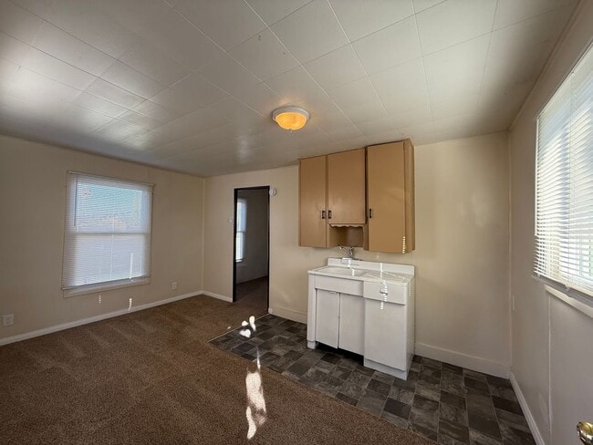 Building Photo - Budget Friendly Apartment!