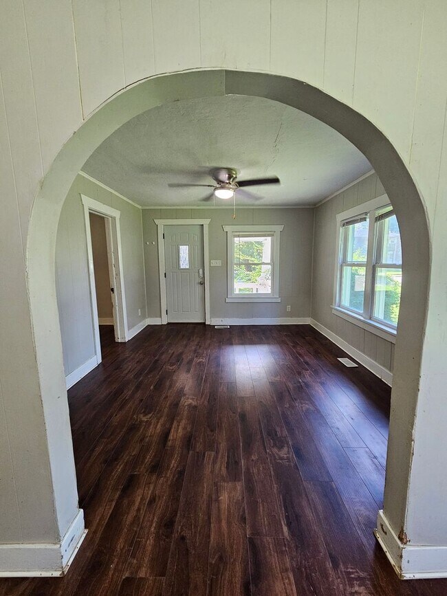 Building Photo - 2 bedroom | 1 Bathroom Home | Pets Welcome!