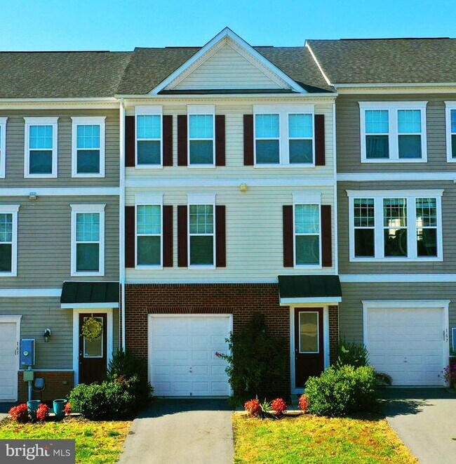 Building Photo - 165 Solara Dr