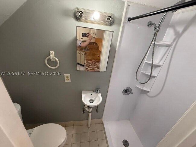 Building Photo - 2560 W 53rd St