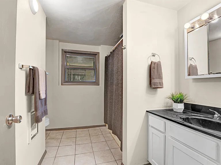 Building Photo - 5131 Lakewind Dr