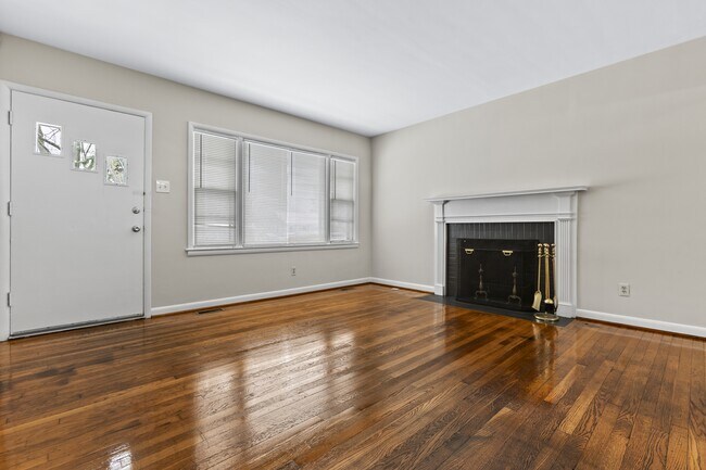 Building Photo - 257 Zandale Dr