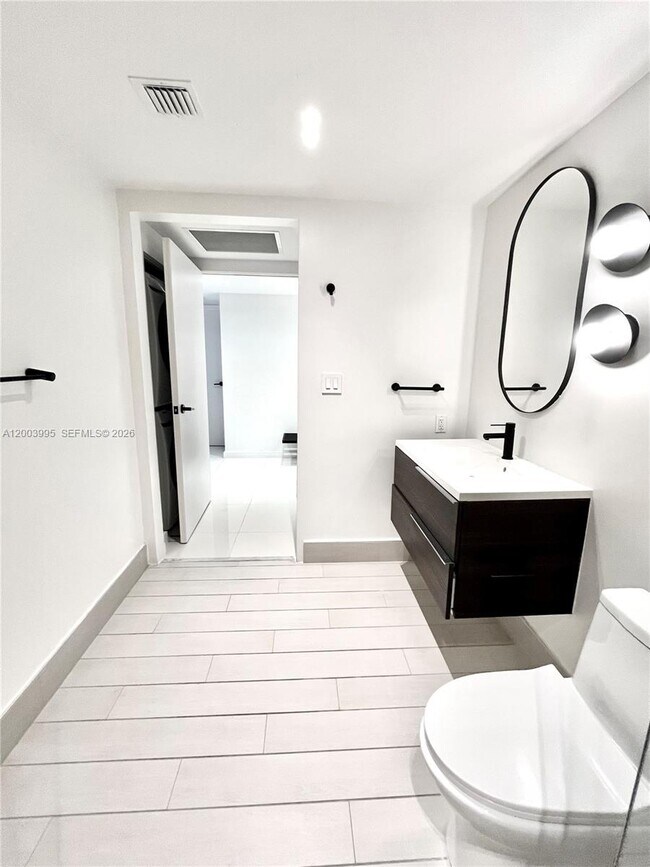 Building Photo - 9940 W Bay Harbor Dr