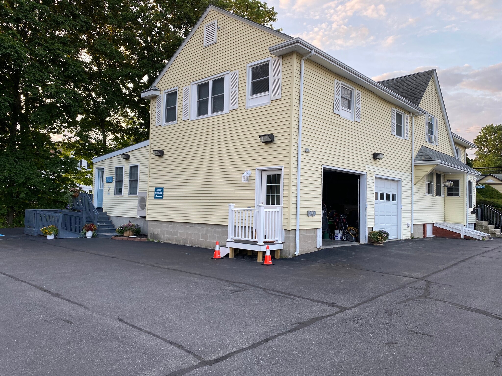 Building Photo - 164 Main St