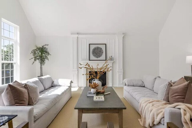 Building Photo - Executive 5BR / 4.5BA Rental In Bellevue