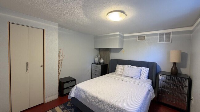 Building Photo - 637 S Crescent Ct