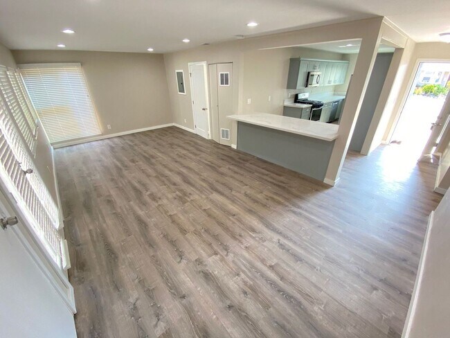 Building Photo - Remodeled 4BD/3BA, Detached Bedroom!