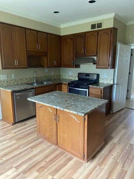 Building Photo - 3070 Wellcrest Dr NW