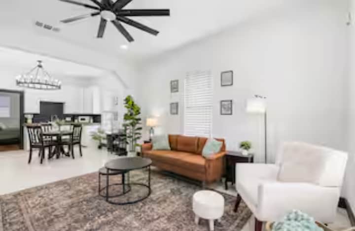 Building Photo - 102 W 5th St