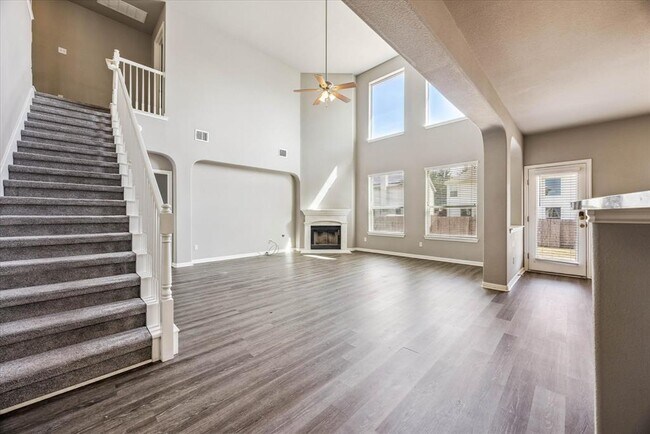 Building Photo - 701 Crestwood Ln