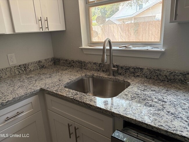 Building Photo - 233 Milray Ln