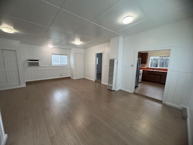 Building Photo - New Flooring & Paint!