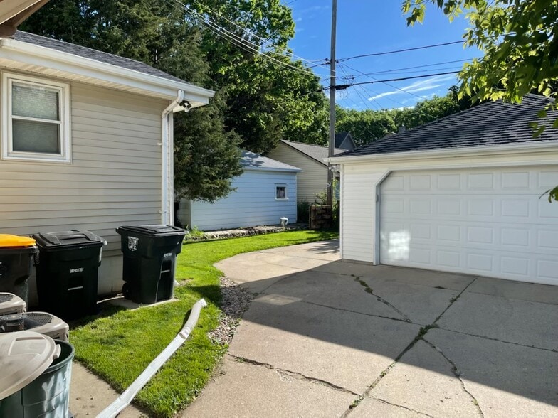 Garage parking spot - 336 N 70th St