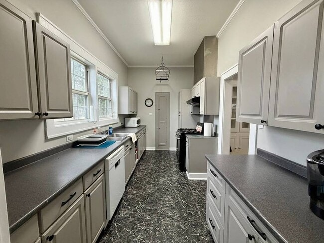 Building Photo - 102 Mulberry St