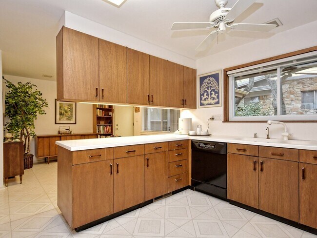 Building Photo - 6001 Highland Hills Dr
