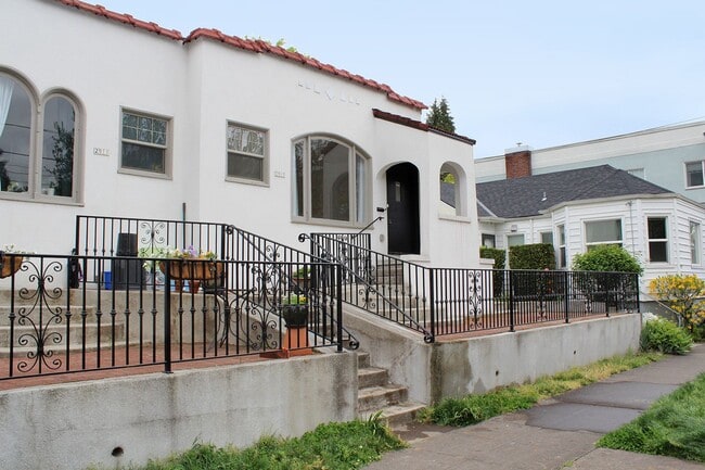 Building Photo - 2915 SE Alder St