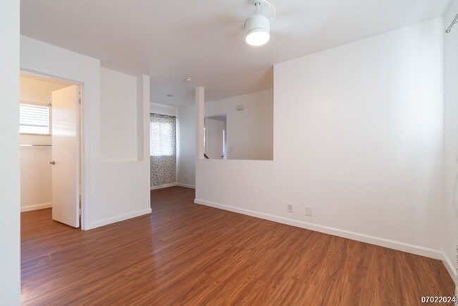 Building Photo - Immaculate 3bd/2.5 SF Home With Upstairs O...