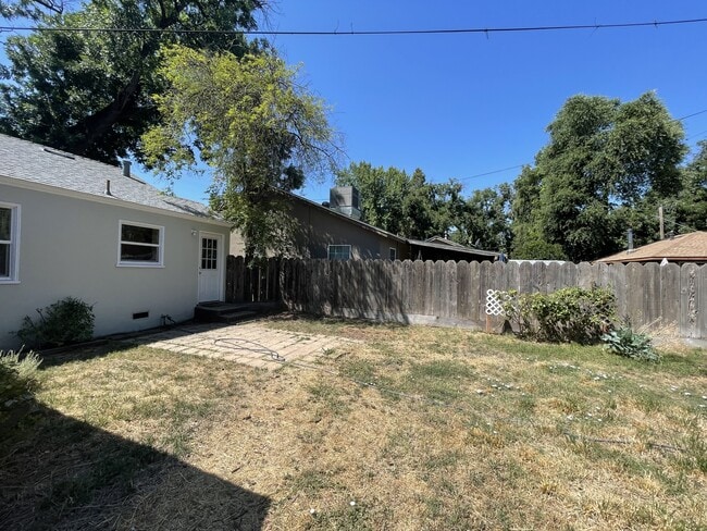 Building Photo - 568 E 9th Ave