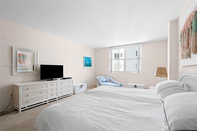 Building Photo - 5001 Collins Ave