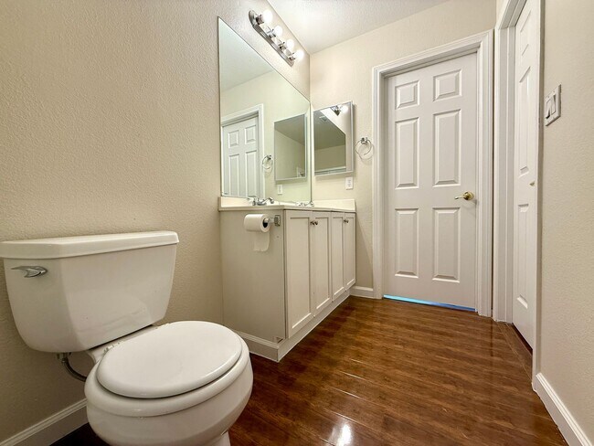 Building Photo - 3 Bedrooms | 2.5 Bathrooms-