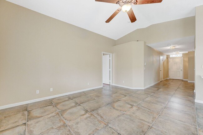 Building Photo - Rare Single Story Home with hard flooring!