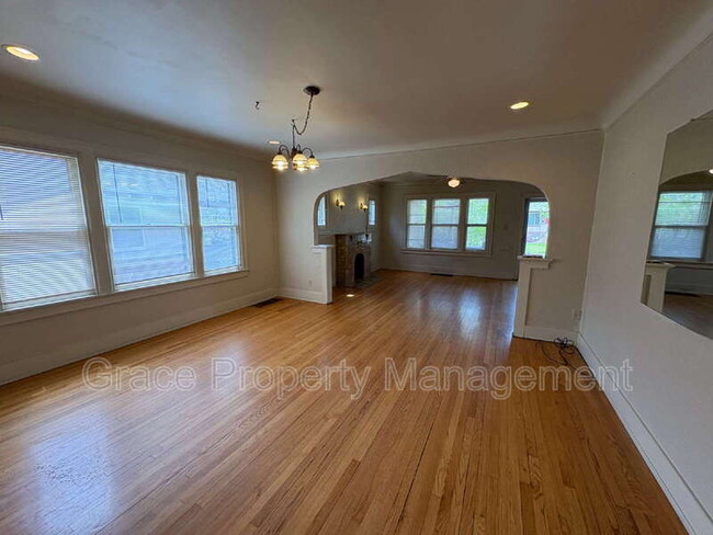 Building Photo - 1442 Perry St