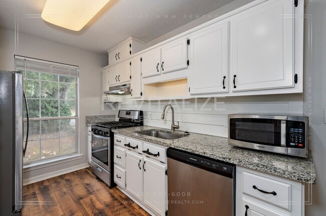 Building Photo - Alluring 3 Bed 2 Bath Home by Medal of Honor Park!